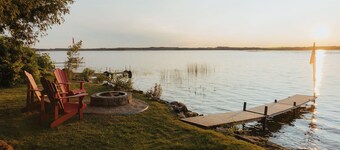 Waterfront Cabin on Boat Lake! 2bed, 1bath, Pet Friendly. A serene getaway!