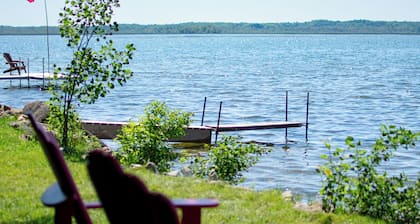 Waterfront Cabin on Boat Lake! 2bed, 1bath, Pet Friendly. A serene getaway!