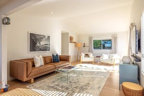 TV, offices - Oneroa Vines and Views walk to Oneroa Village (Waiheke Island)