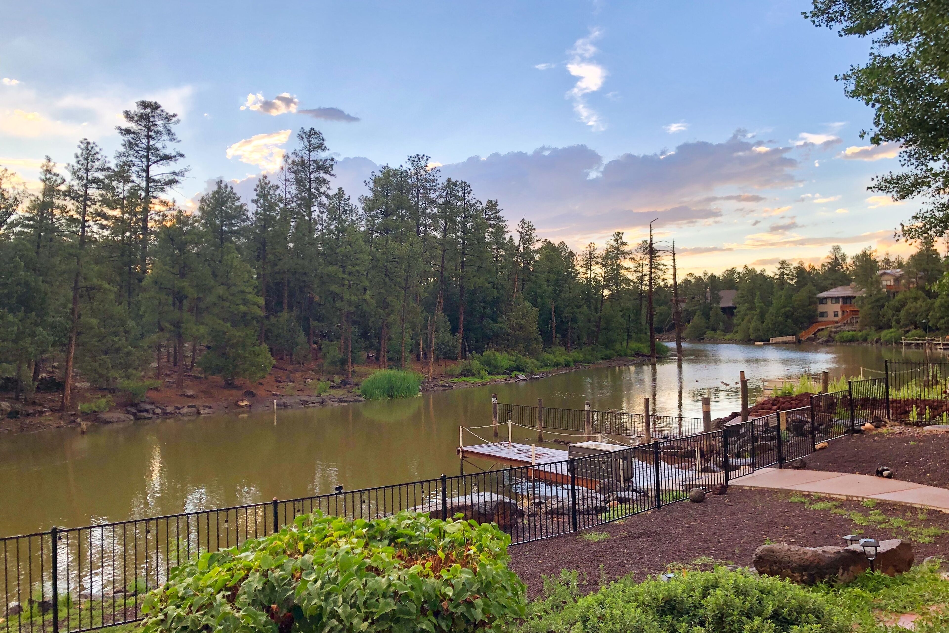 Family and dog-friendly lakefront cabin with large yard, hot tub, bbq