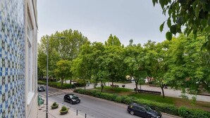 A street view with cars, trees, and a sidewalk. - Setúbal Prime IV, Apartment (Setúbal)
