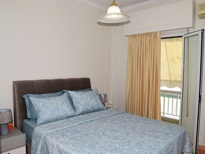 1 bedroom, WiFi, bed sheets - Apartment with Stunning Views - Sleeps 3 & Parking (Athina)