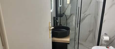 Douche, sĂšche-cheveux, serviettes fournies