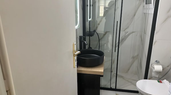 Dusche, Haartrockner, Handtücher