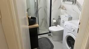 Dusche, Haartrockner, Handtücher