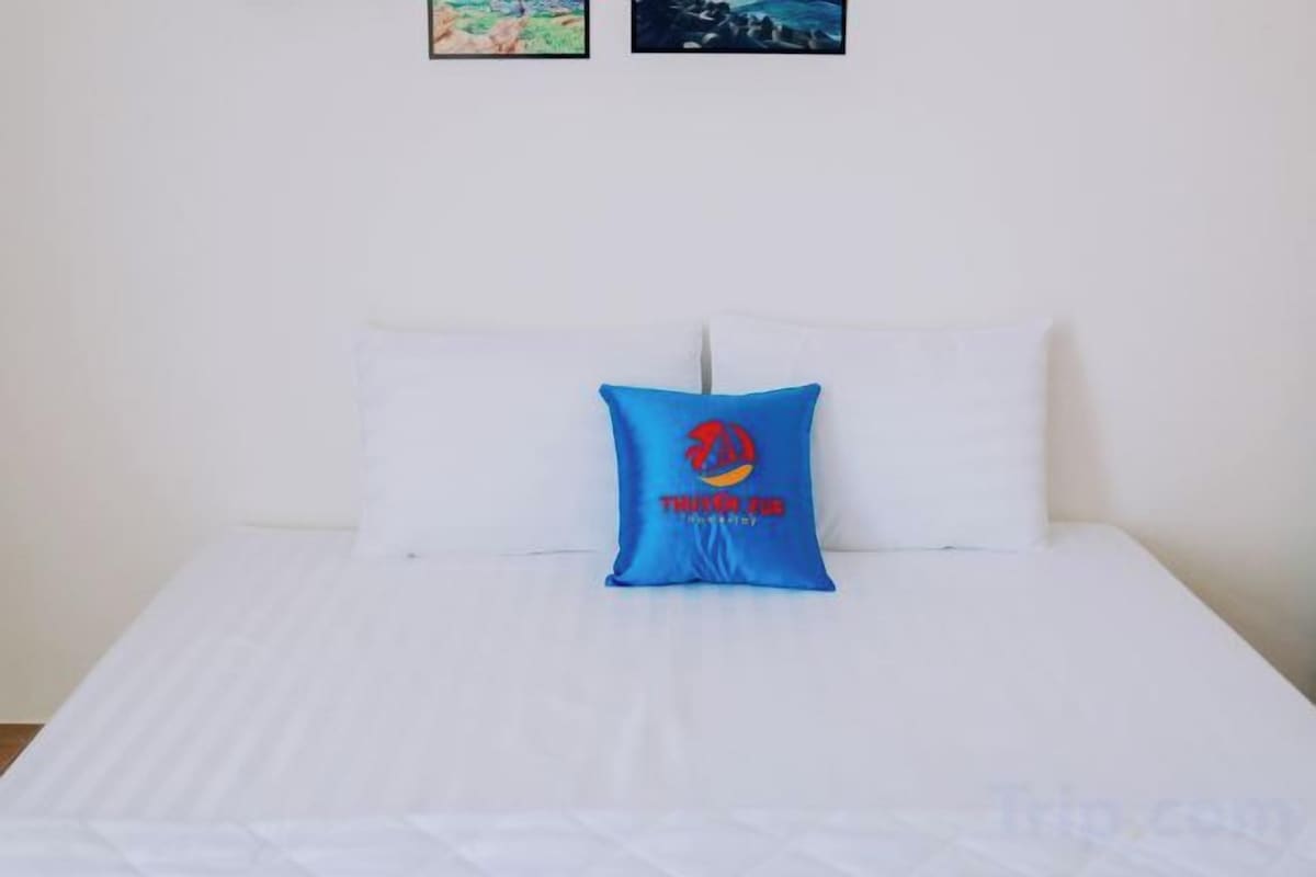 Escritorio, espacio para trabajar con laptop y cortinas blackout