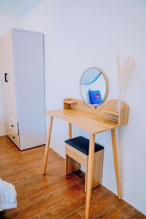 Familien-Zweibettzimmer | Schreibtisch, laptopgeeigneter Arbeitsplatz, Verdunkelungsvorhänge