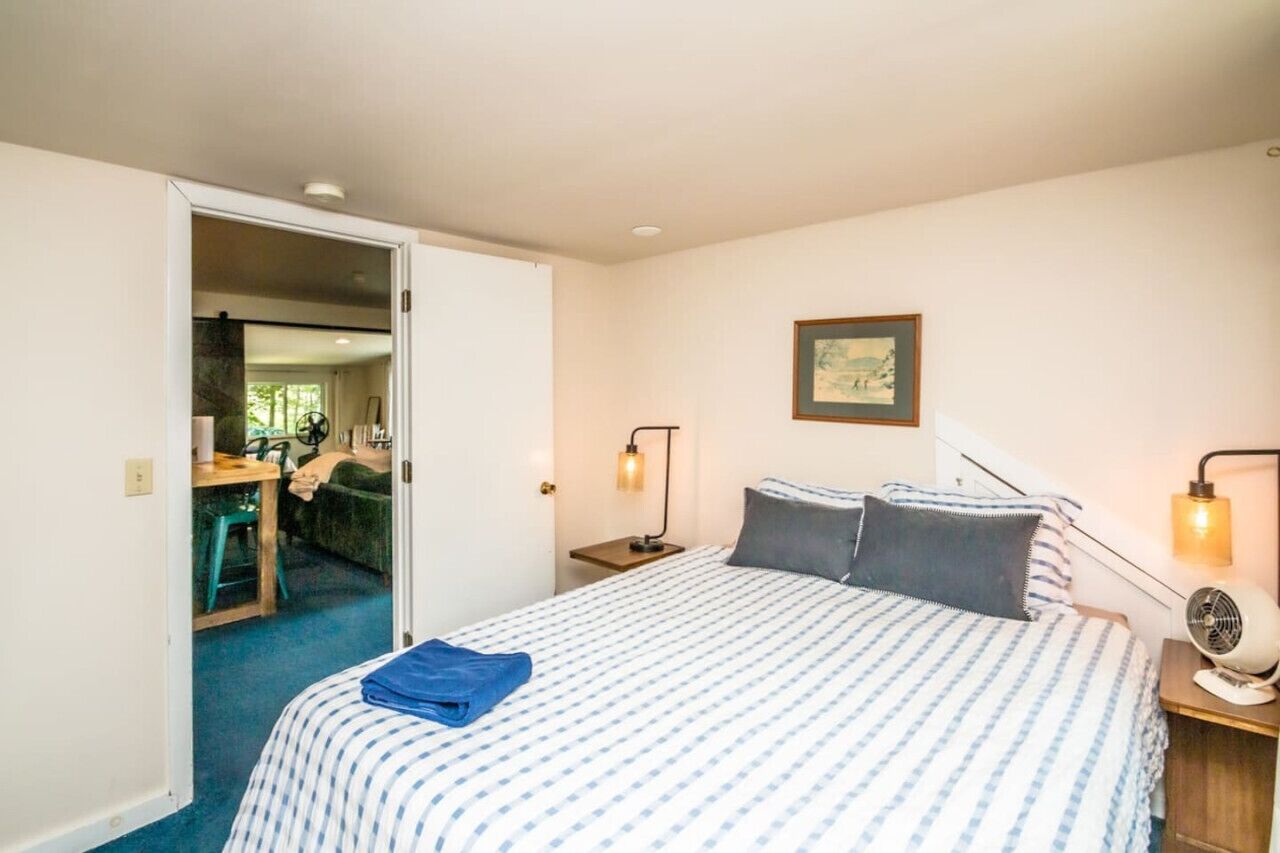 2 عدّة غرف نوم وسرير سفر وملاءات أسرّة