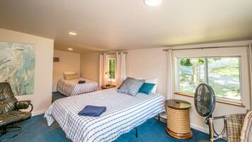 2 bedrooms, travel crib, bed sheets