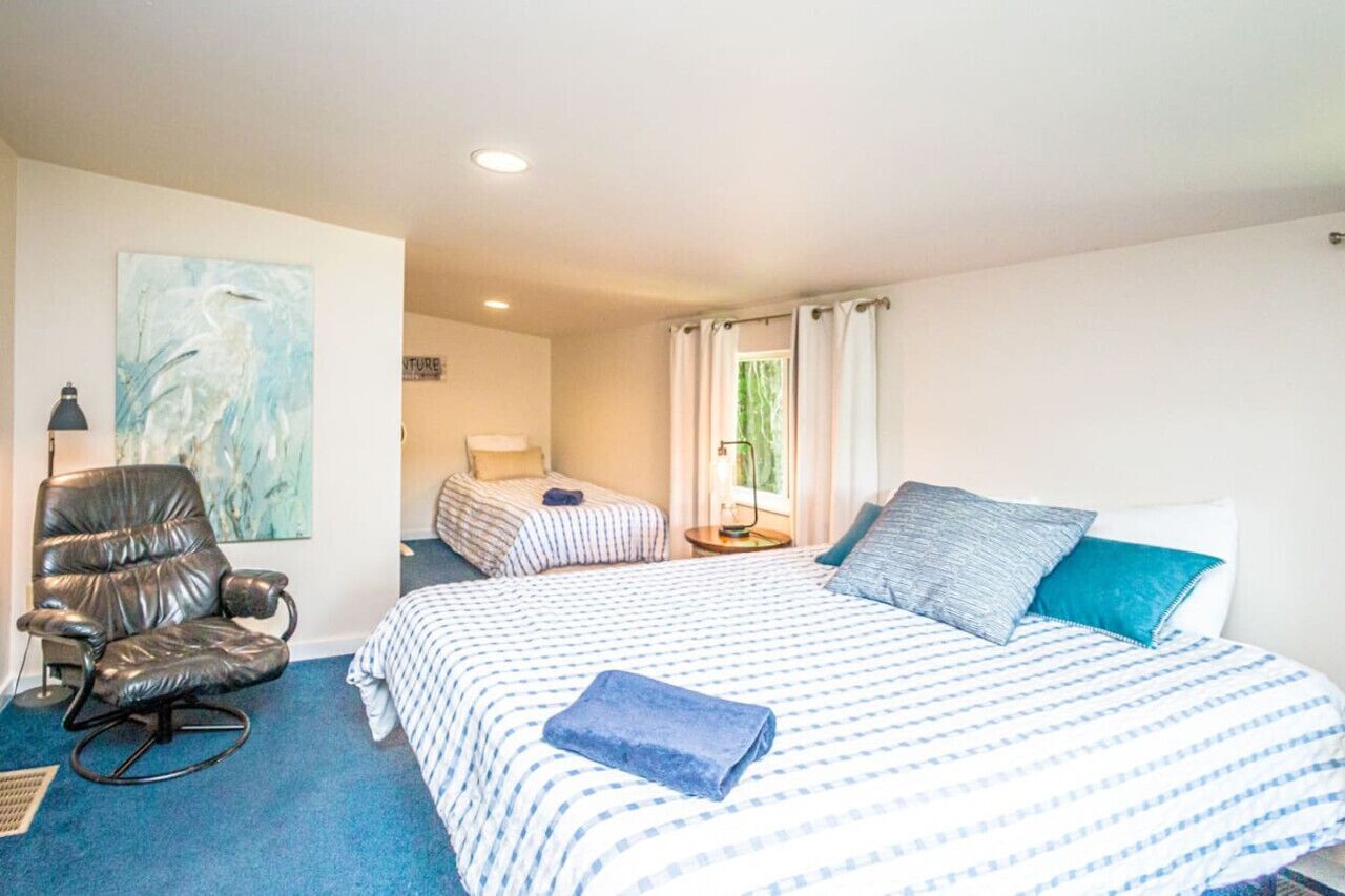 2 habitaciones, cuna de viaje y ropa de cama 