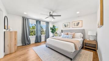 6 bedrooms, desk, iron/ironing board, travel crib