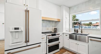 Holiday Home: Saltwater Pool & Spa, Steps to Sand, King Beds