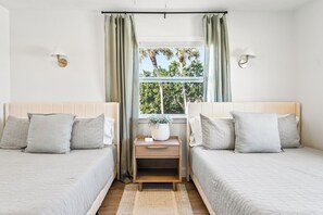 6 bedrooms, desk, iron/ironing board, travel cot
