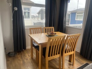 Dining - SeasideEscape-2Br-Sleeps4-Parking-PetsOK-Fireplace (Bridlington)