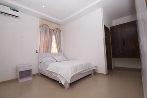 5 bedrooms, iron/ironing board, WiFi, bed sheets