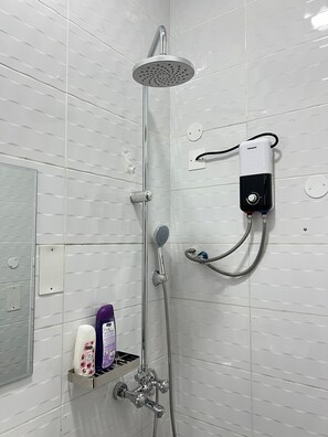 Een douche, handdoeken