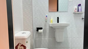 Ein Badezimmer mit Toilette, Waschbecken und Spiegel.