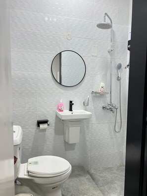Een douche, handdoeken
