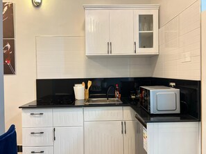 Een koelkast, een microgolfoven, een oven, een kookplaat