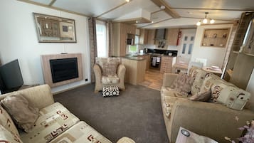 Een televisie en een open haard