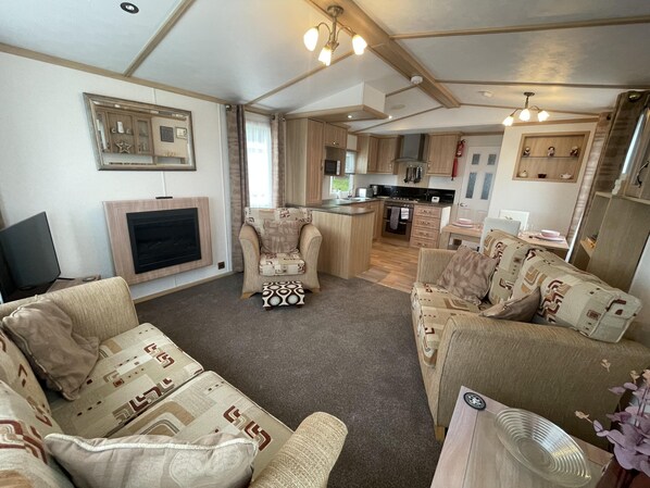 Een televisie en een open haard