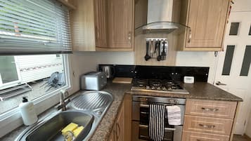 Een koelkast, een magnetron, een oven, een kookplaat