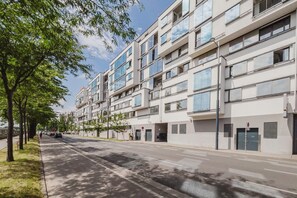 Exterior - Serene Rudolfsheim-Fünfhaus 1BR w/ Elev & Terrace, by Blueground (Vienna)