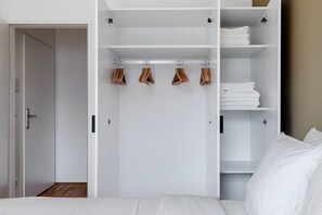 2 bedrooms, iron/ironing board, WiFi, bed sheets - Sunny Rudolfsheim-Fünfhaus 2BR w/ Terrace & Elev, by Blueground (Vienna)