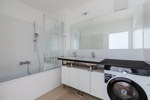 Hair dryer, towels - Sunny Rudolfsheim-Fünfhaus 2BR w/ Terrace & Elev, by Blueground (Vienna)