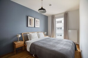 1 bedroom, iron/ironing board, WiFi, bed sheets - Sleek Rudolfsheim-Fünfhaus 1BR w/ Elev & Terrace, by Blueground (Vienna)