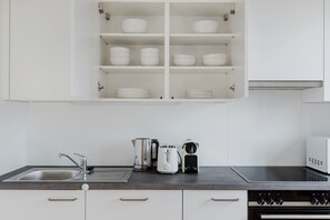 Fridge, microwave, oven, stovetop - Trendy Rudolfsheim-Fünfhaus 1BR, Furnished + Open Plan, by Blueground (Vienna)