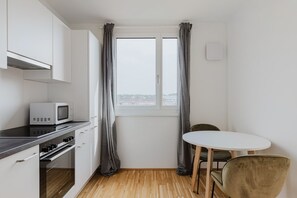 Fridge, microwave, oven, stovetop - Trendy Rudolfsheim-Fünfhaus 1BR, Furnished + Open Plan, by Blueground (Vienna)