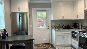 Microondas, horno y placa de cocina