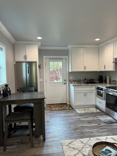 The Tiny cottage in quite charming. Palos Verdes with AC, WiFi and washer/dryer 