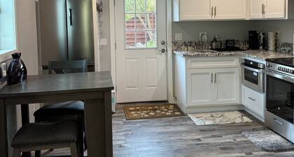 The Tiny cottage in quite charming. Palos Verdes with AC, WiFi and washer/dryer