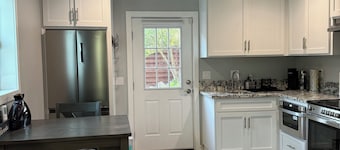 The Tiny cottage in quite charming. Palos Verdes with AC, WiFi and washer/dryer