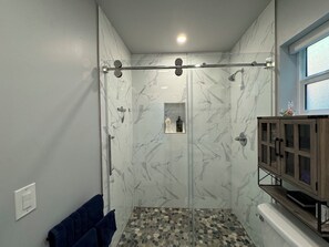 Shower, hair dryer, towels, soap - The Tiny cottage in quite charming. Palos Verdes with AC, WiFi and washer/dryer  (Rancho Palos Verdes)