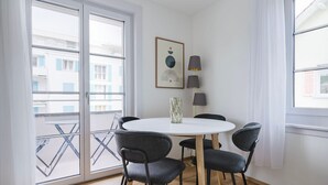 A dining area with a round table, four chairs, two lamps, and a framed artwork on the wall. - Gorgeous Horgen 3BR, 2 min to Train Station, by Blueground (Zurich)
