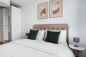 3 habitaciones, tabla de planchar con plancha, wifi y ropa de cama 