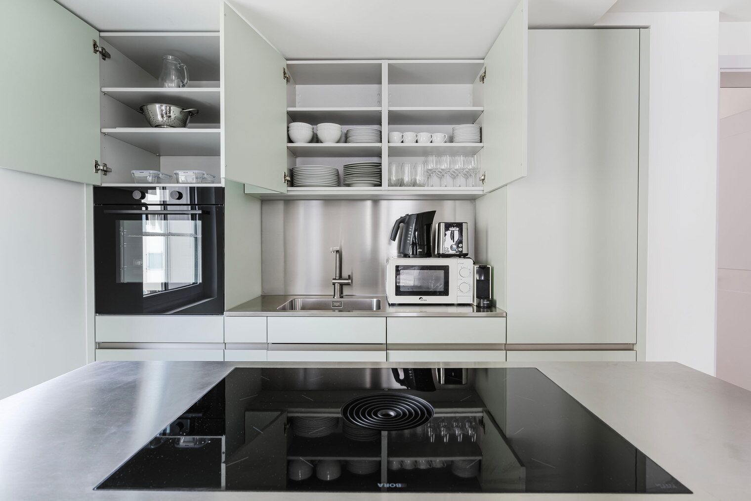 Kylskåp, mikrovågsugn, ugn och spishäll