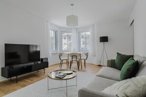 TV, stereo - Lovely Horgen 3BR, 2 min to Train Station, by Blueground (Zurich)