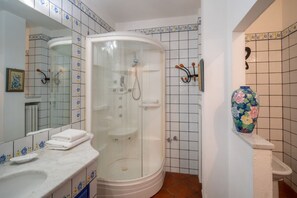 Bruser, hårtørrer, bidet, håndklæder