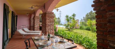 Outdoor dining