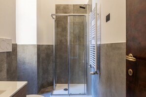 Douche, séchoir à cheveux, bidet