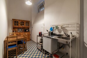 Kühlschrank, Mikrowelle, Herdplatte, Wasserkocher mit Kaffee-/Teezubehör