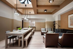 Dining - Sleek Chelsea Studio w/ Stylish roof deck + Gym by Blueground (Downtown)