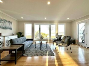 Living area - Cozy cottage on Rice Lake. Four seasonal, pet friendly (Bailieboro)