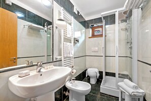 Douche, sĂšche-cheveux, bidet, serviettes fournies