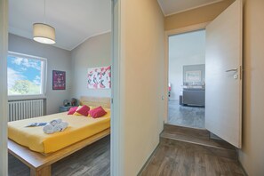 2 bedrooms, free WiFi, bed sheets - Villa Ulivi private Pool & Lake View, San Felice del Benaco, Italy (San Felice del Benaco)