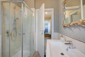 Dusche, Bidet, Handtücher